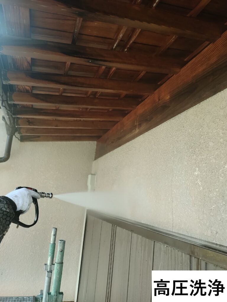 高圧洗浄を行います。<br />
高圧洗浄作業は、せっかく塗装した塗料がたった数年で剥がれてしまわないように、外壁の表面にある古い塗膜を取り除くために行います。